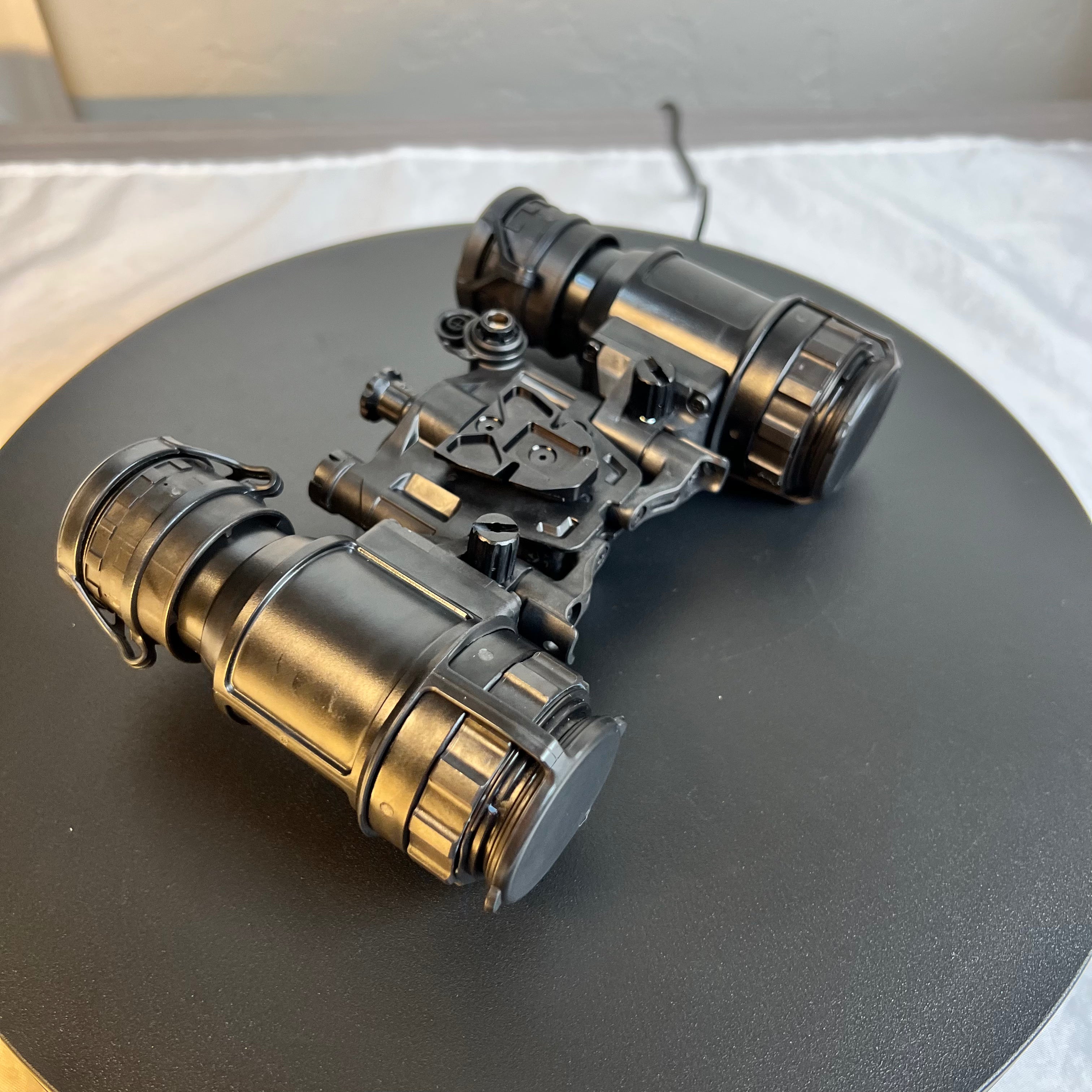 Elbit AN/PVS-31D | Up to 2700 FOM Gen 3 White Phosphor & Manual Gain | External Power Port