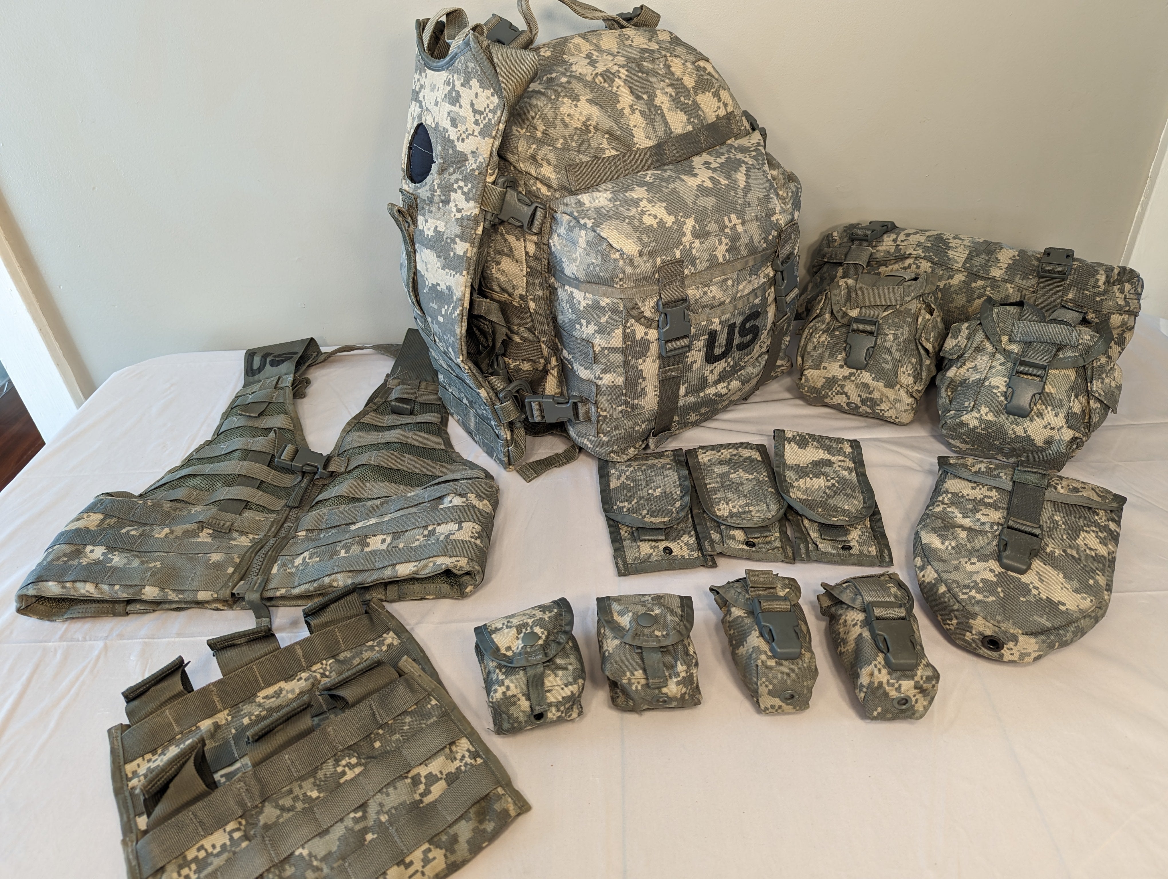 Genuine USGI MOLLE II 16-Piece Rifleman Set - ACU / UCP Camo