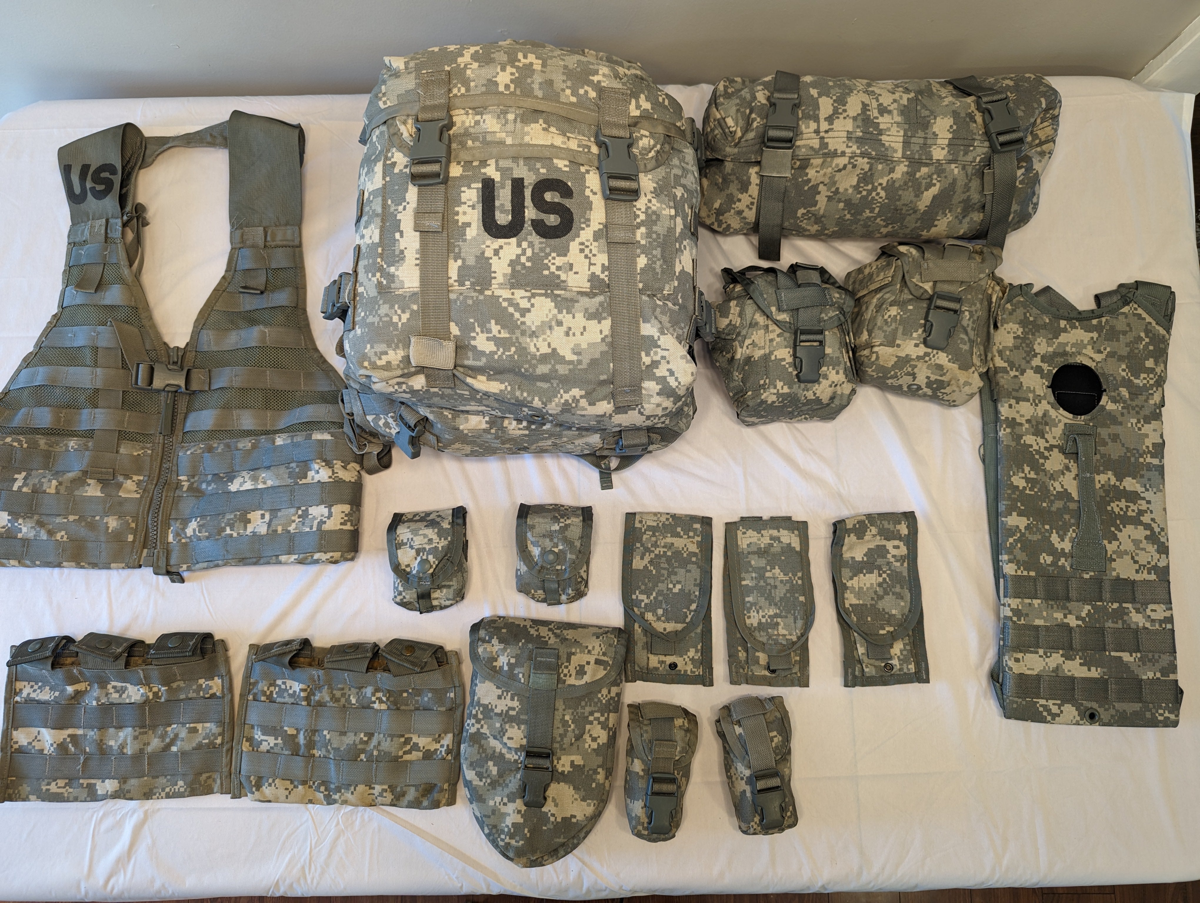 Genuine USGI MOLLE II 16-Piece Rifleman Set - ACU / UCP Camo