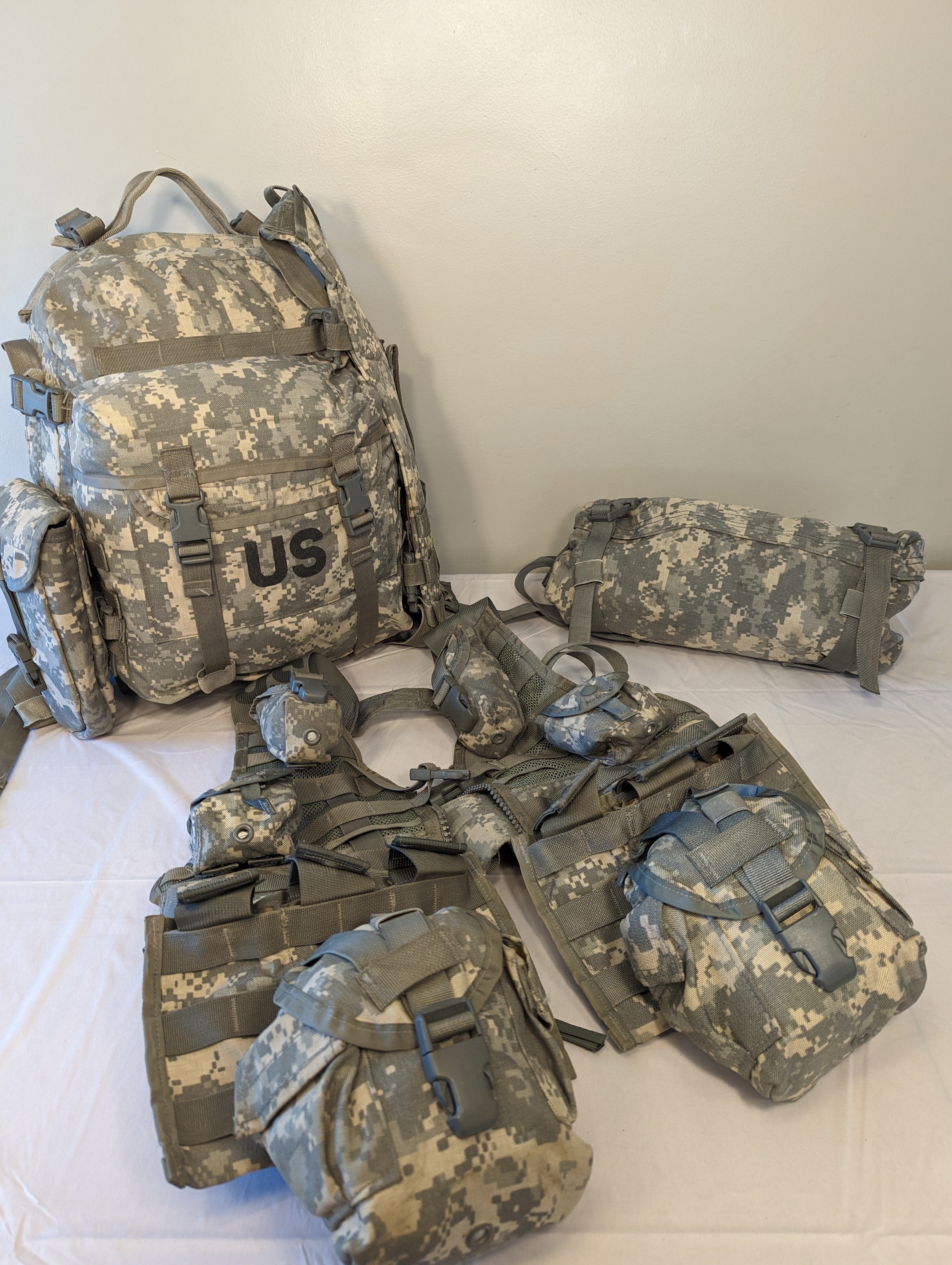 Genuine USGI MOLLE II 16-Piece Rifleman Set - ACU / UCP Camo